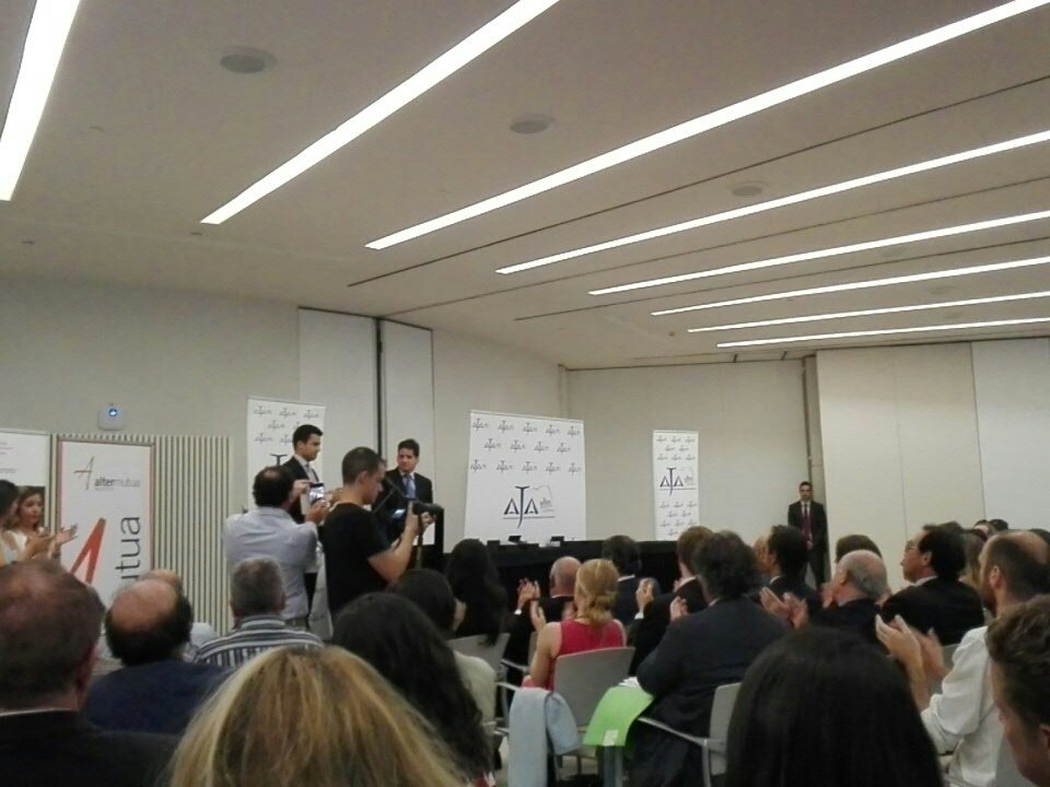 Enorme el homenaje a #IgnacioEcheverria de <a href="/AJA_Madrid/">AJA-Madrid</a> en los IV Premios AJA.
Nos habéis emocionado con el acto
#PremiosAJA #abogados