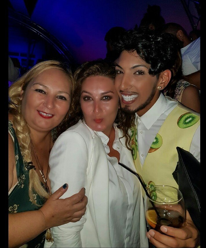 Con la gran artista <a href="/EstrellaMorente/">Estrella Morente</a>  ,no se puede aguantar el arte q tiene y lo Fan q es de <a href="/LosGipsyKings/">Los Gipsy Kings</a>