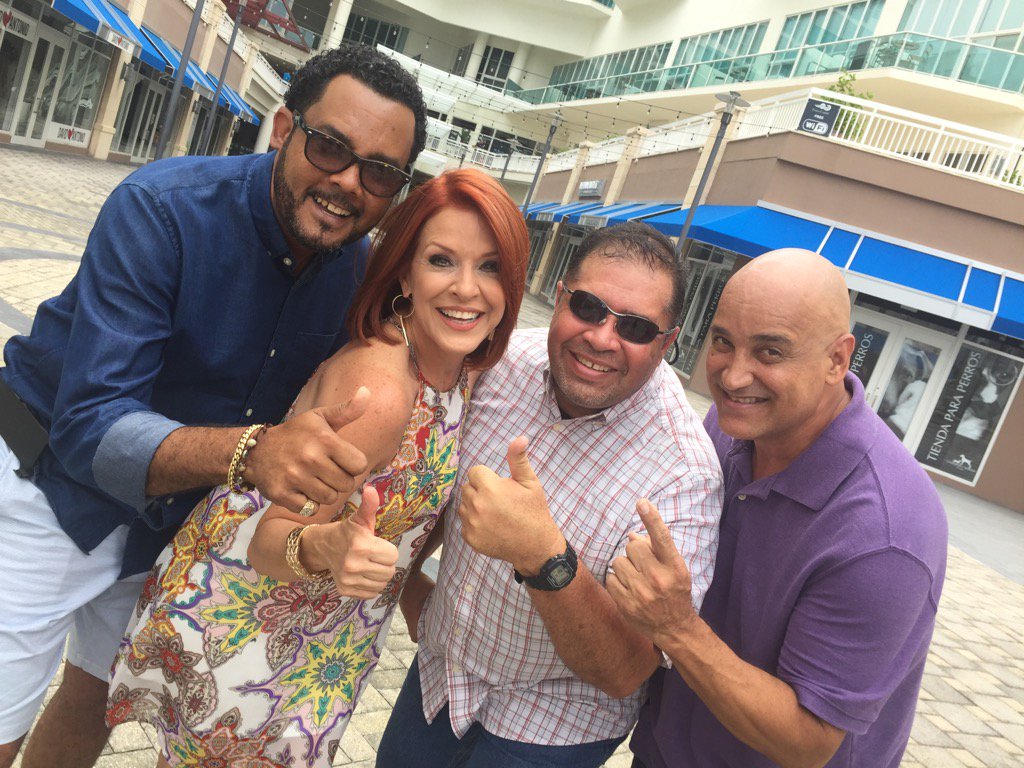La Orquesta La Oferta, con fotoperodistas y otros musicos en Paseo Caribe mañana. Detalles <a href="/TelenoticiasPR/">Telenoticias</a>