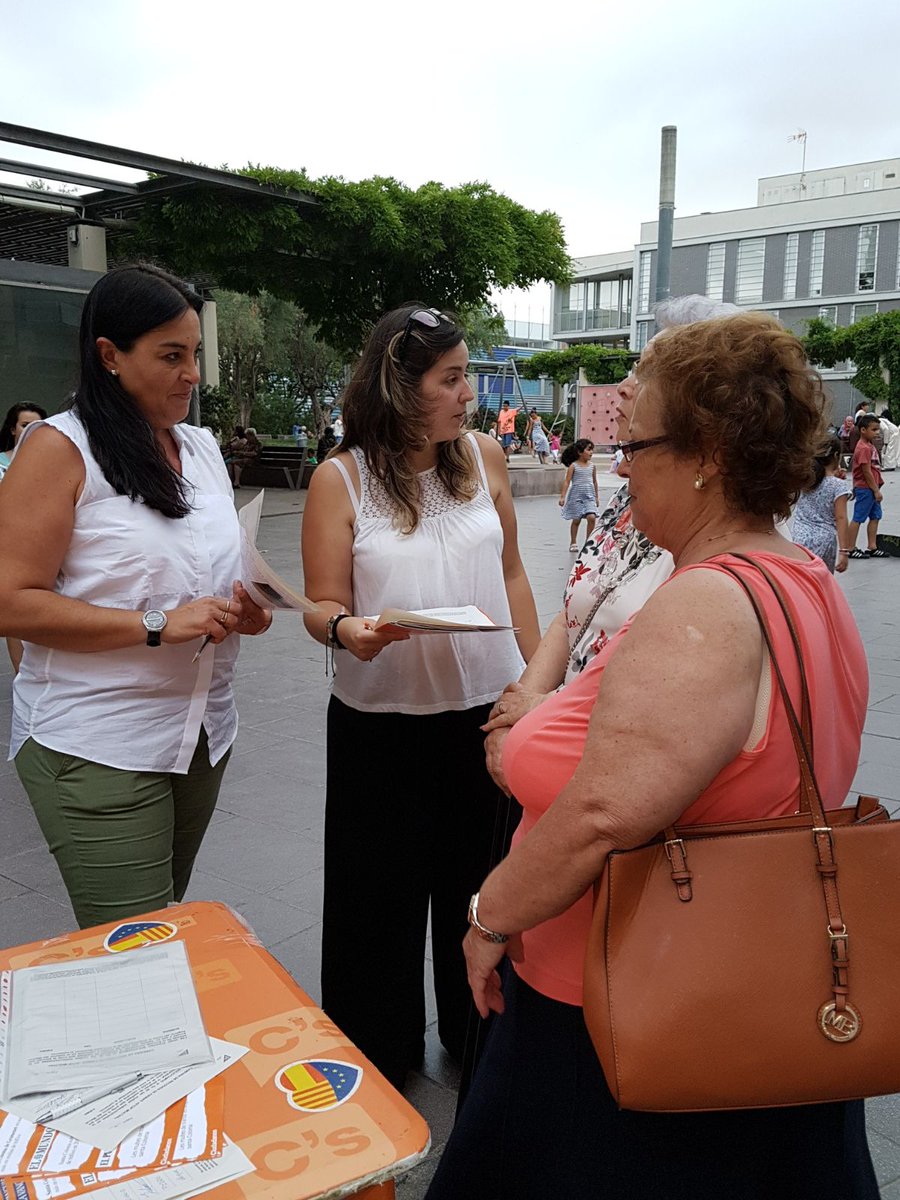 CsSantaColoma's tweet photo. Esta tarde hemos estado recogiendo nuevas firmas para la campaña #Stopmultas en la Av. Generalitat. #santacoloma https://t.co/EYDy6SVT3M