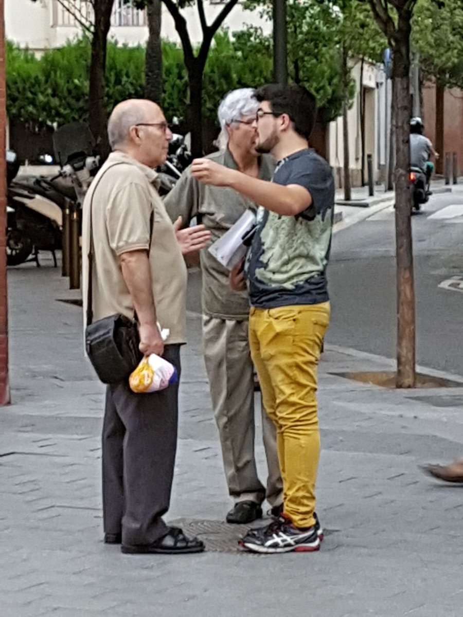 CsSantaColoma's tweet photo. Esta tarde hemos estado recogiendo nuevas firmas para la campaña #Stopmultas en la Av. Generalitat. #santacoloma https://t.co/EYDy6SVT3M