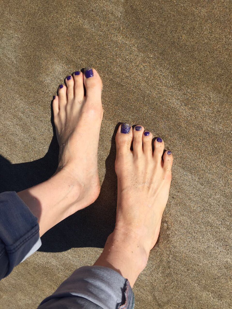 lyndseyfeet's tweet photo. Beach #feet #footfetish #sandytoes #paintedtoes #footlovers #footworship https://t.co/gpDyxorZHB