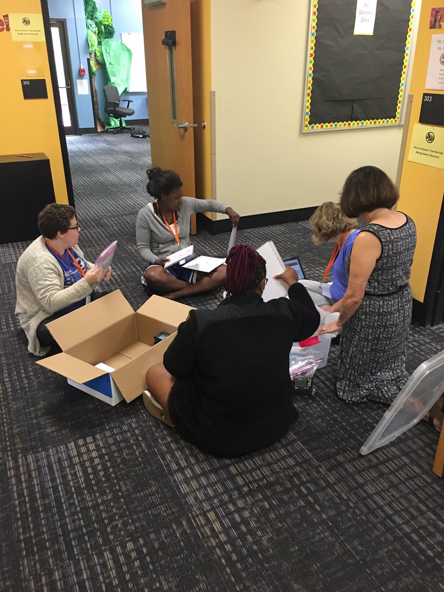 gmlovetolearn's tweet photo. Ts make final preps for Ss to arrive Monday morning! We cannot wait! #STEMr #STEM @ParkwaySchools @HazelwoodSD @ValleyParkSD @PLTWorg https://t.co/BpNgywaEyU