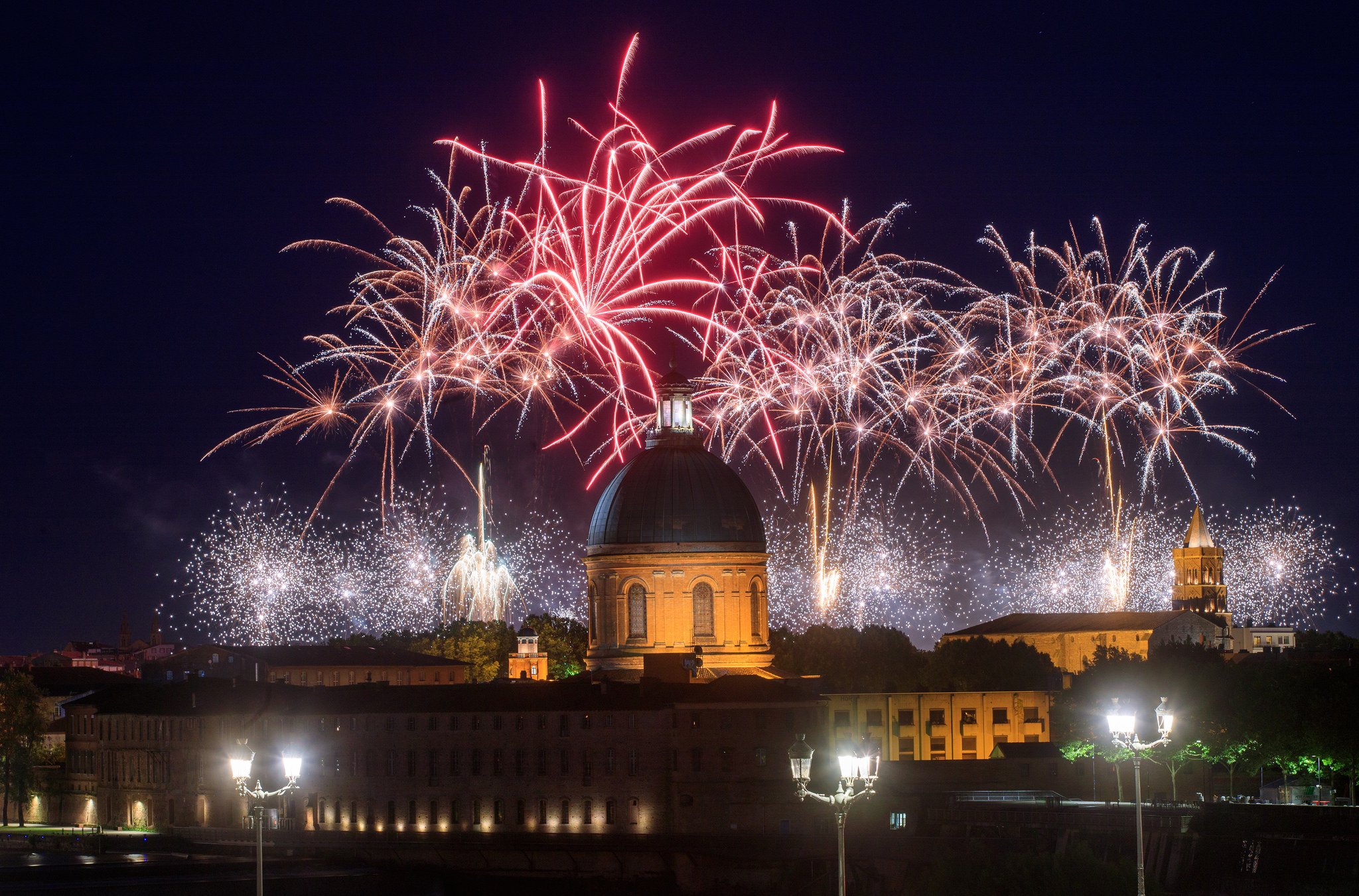 Feu D artifice Toulouse Toulouse - Mairie et Métropole в Twitter: „#14Juillet Le feu d'artifice de # Toulouse 🎆 est programmé pour 22h30 en bord de #Garonne et scintillera 🎆 sur le thème des années 80 🕺🏻