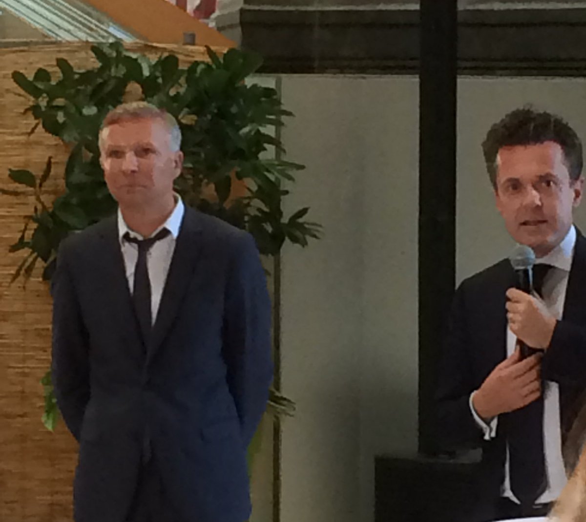 <a href="/ChristopheBechu/">Christophe Béchu</a> rend hommage à <a href="/yannbubien/">Yann Bubien</a>, DG du #chuangers durant 6 ans <a href="/Angers/">Ville d'Angers</a> <a href="/ars_pdl/">ARS Pays de la Loire</a>