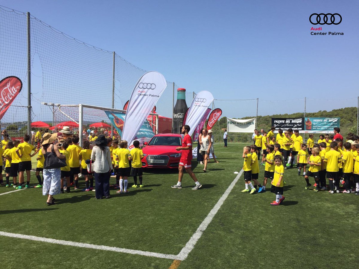 AudiCenterPalma's tweet photo. Hemos recibido la visita de @vicente_bosque en el Campus de fútbol ⚽, donde @AudiCenterPalma es patrocinador con coche oficial. #Audi https://t.co/diB27qTzIc