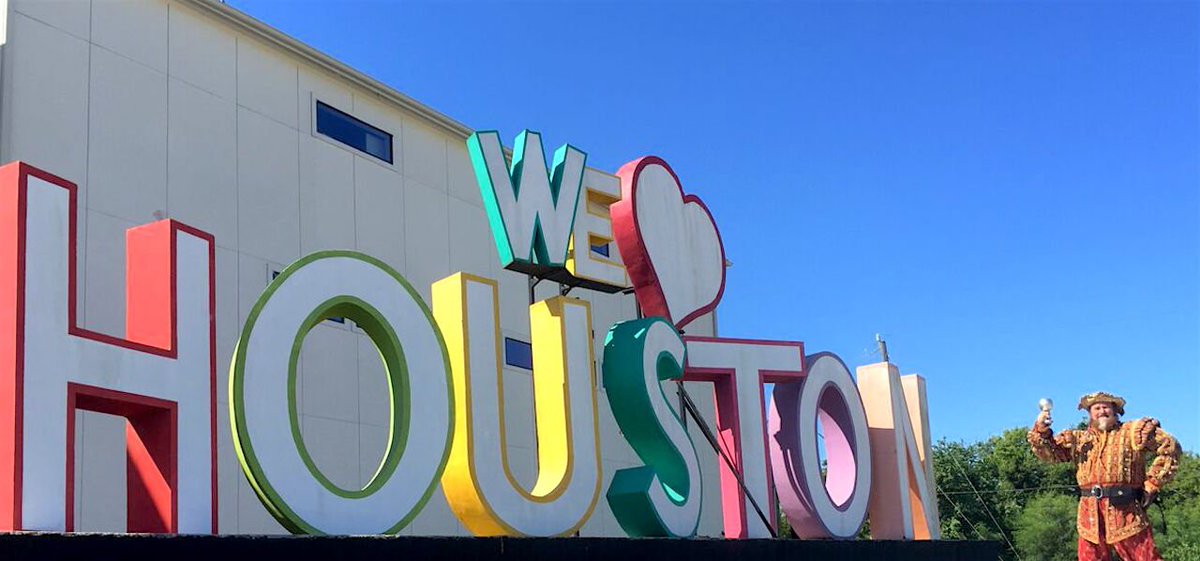 texrenfest's tweet photo. The King is coming to #Houston! Make sure to follow along on TW &amp; IG as the King travels around the city. #MeetTheKing #TRFSummerofWeird https://t.co/h0JtxvqsNA