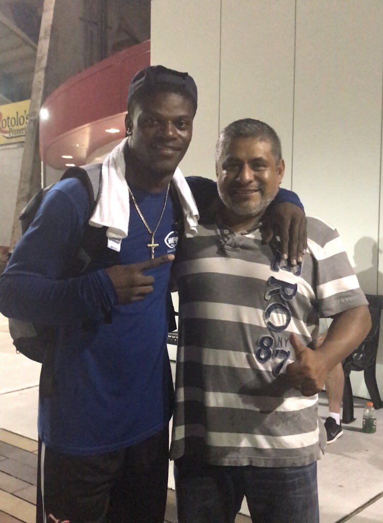 RodrigoChaop3's tweet photo. #DiaMundialDelRock disfrutando en Louisiana con la grata presencia del #heisman 2017 @LJForHEISMAN Lamar Jackson #greatplayer https://t.co/cvggzUCbLi
