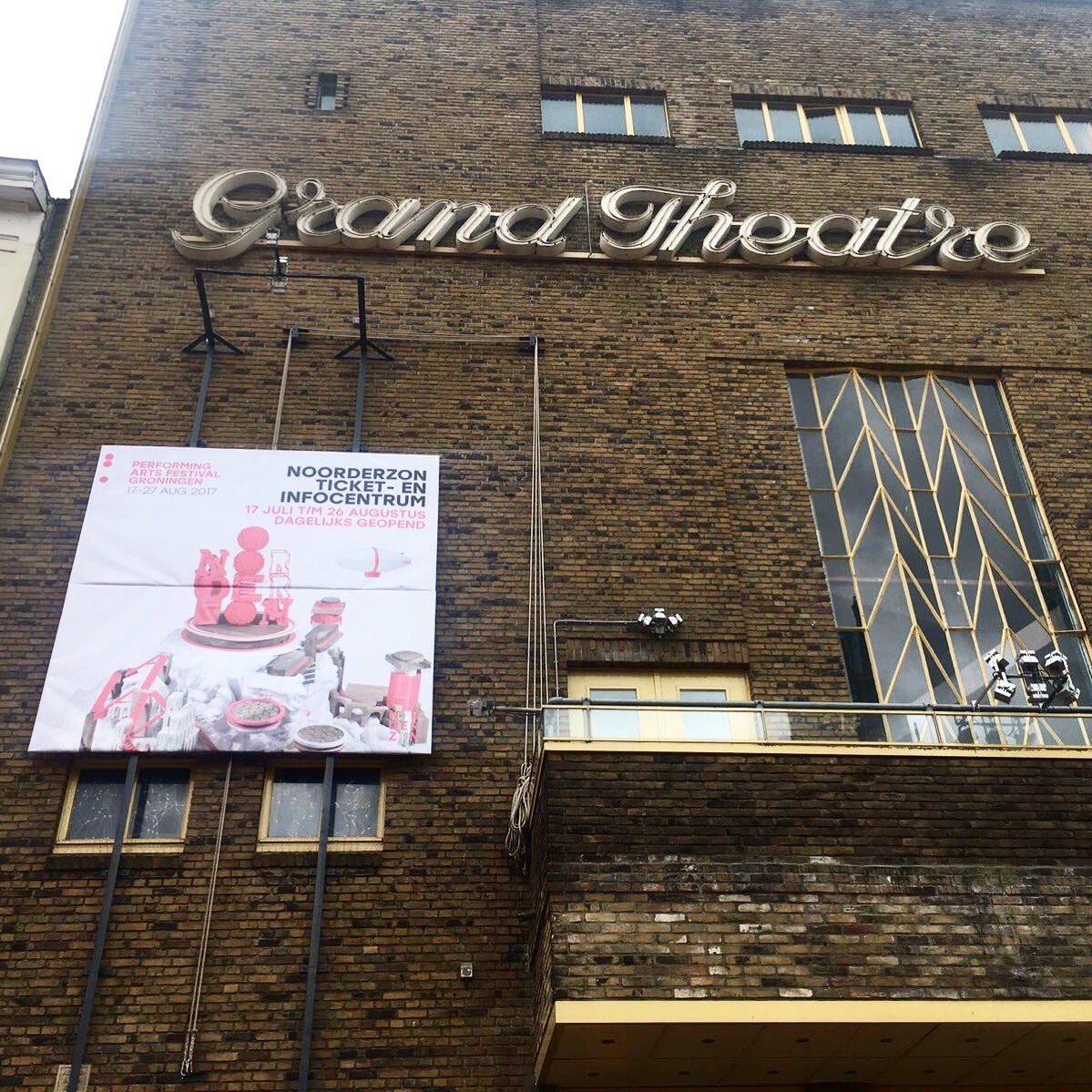 Jaa, op de gevel van @GrandTheatre050! Vanaf maandag 12u zitten we daar voor je klaar met tips, kaartjes én koffie van <a href="/Ulas_Tarakci/">Ulas Tarakci</a> #nzon17