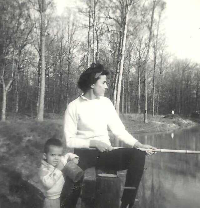 randyfenoli's tweet image. My #TBT picture is of my BEAUTIFUL mother and I fishing! This is still one of her FAVORITE activities! 🐟 ❤️ 🎣 #memory #fishing