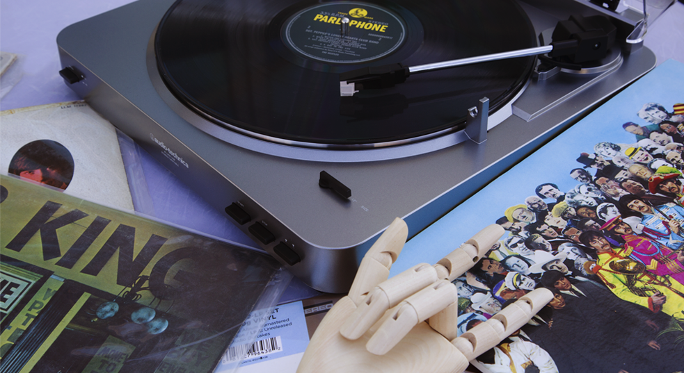 fravegaonline's tweet photo. Celebremos el #DíadelRock escuchando buena música. ¿Cuál es tu tema de cabecera? https://t.co/LcZspy5F5w