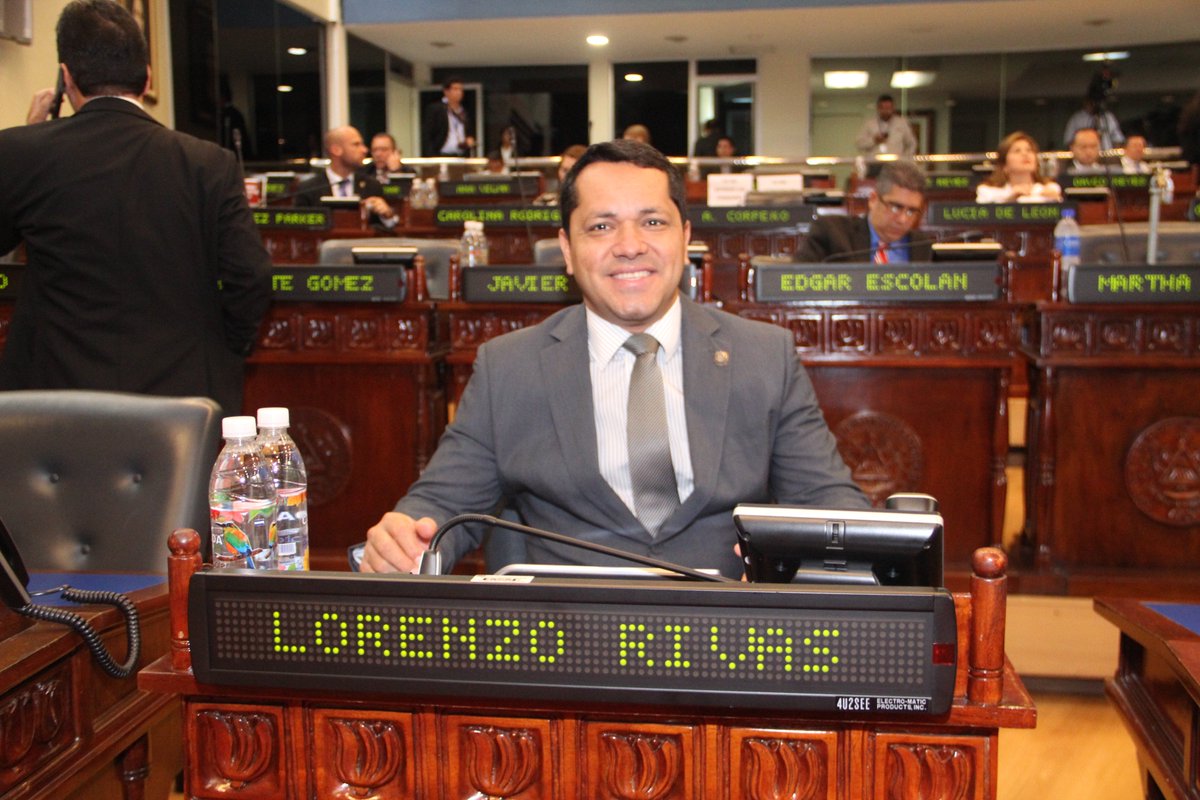 GANAOFICIAL's tweet photo. Nuestros Diputados @RigobertoSoto6 @payodiputado @mtenoriosv y #LorenzoRivas durante Informe de Labores de diferentes Ministerios #Plenaria https://t.co/iqwhDJwBtT