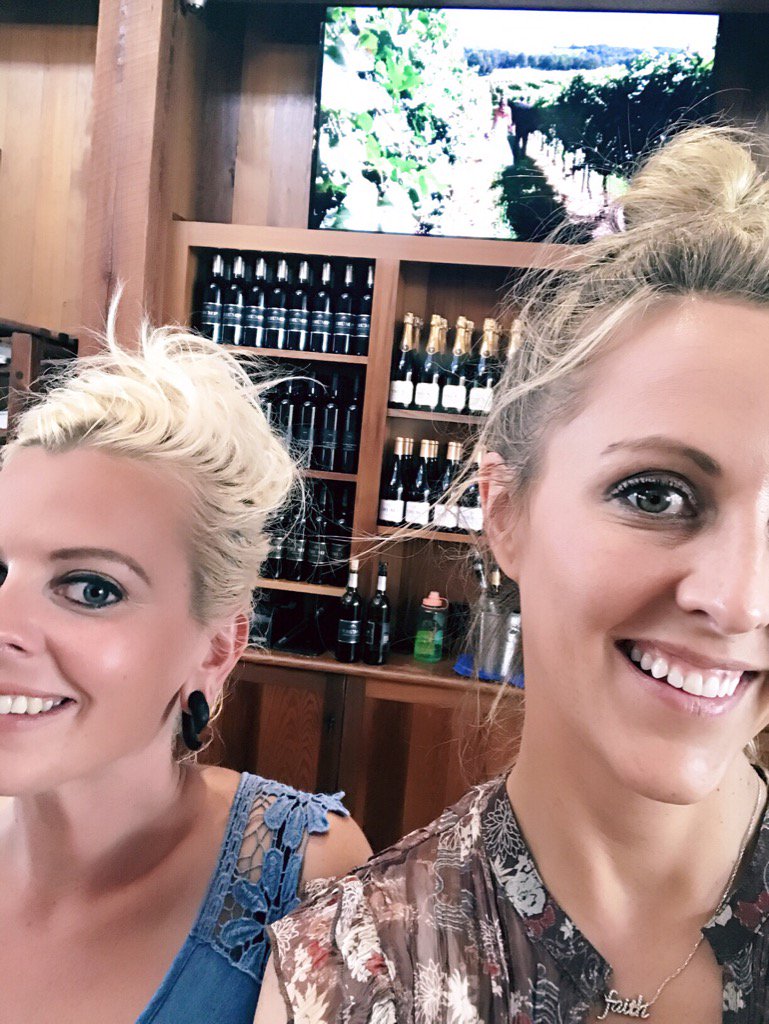 melaniefedraw's tweet image. @realDonaldTrump &amp;amp; @trumpwinery Can @machinegunbebe and I have a discount b/c we're invested in the future of the US?