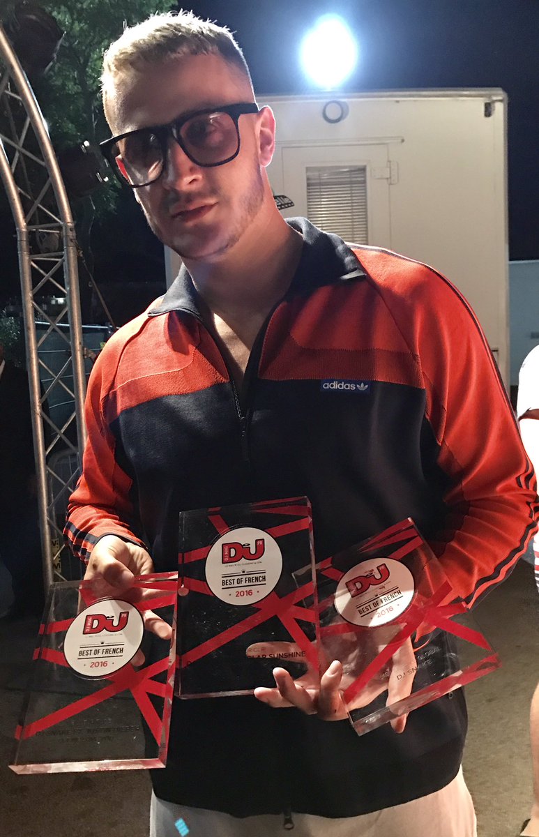 djmagFR's tweet photo. On a profité de la venue de @djsnake à @electrobeach pour lui remettre ses trophées #BestOfFrench https://t.co/gfdbzpv0Vv