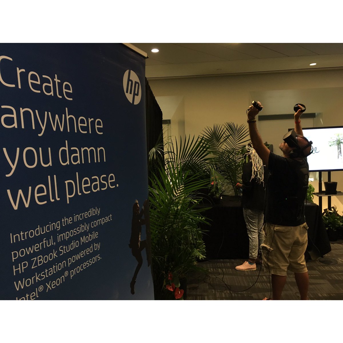 NewRealityCo's tweet image. #vrinthesky vignettes-- day 2 closes in just one hour #vr #timeinc @HP