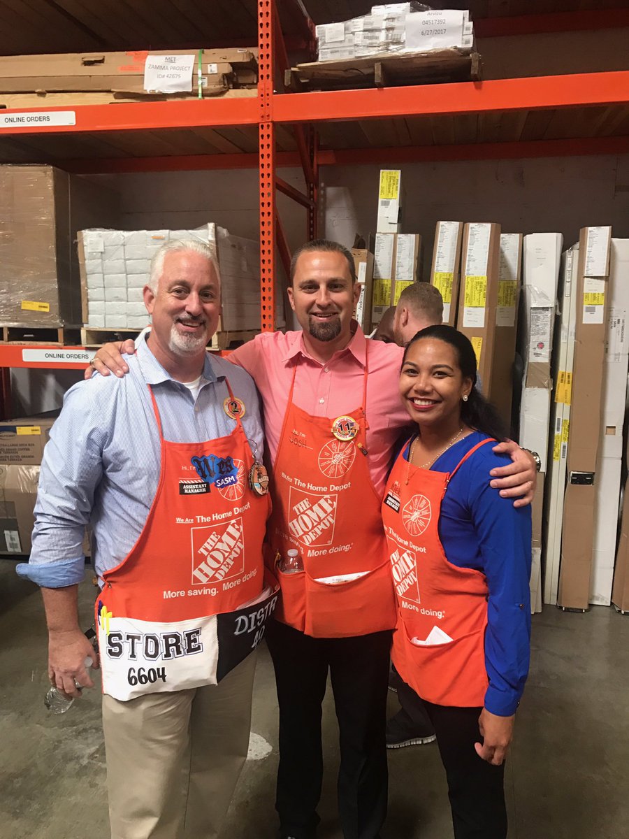Great to see these two ASM's during the MVP walk in San Ramon. Both promoted from the Concord store this year. #PNPROUD <a href="/mka1007/">Mele Afu</a>