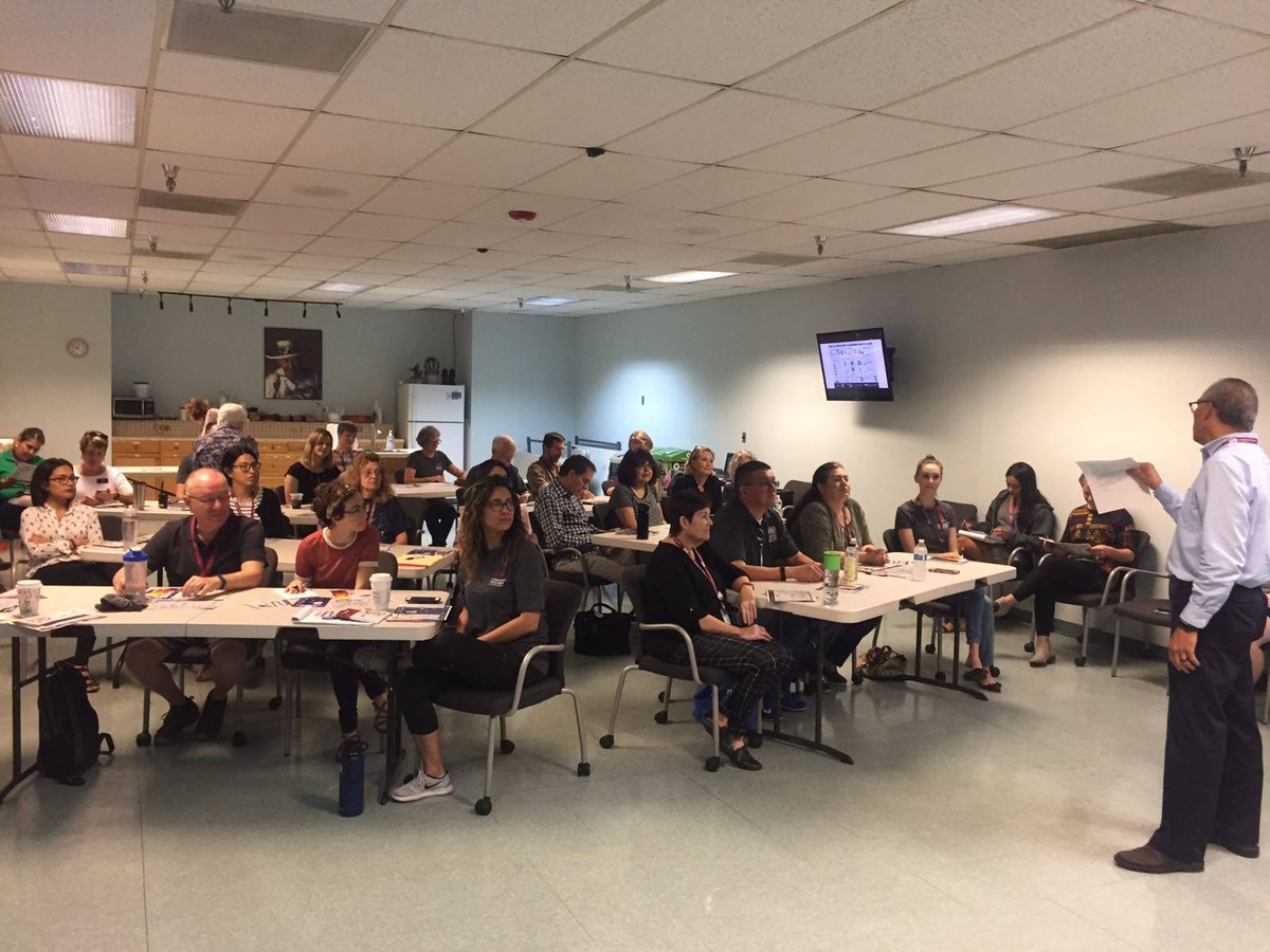 El #CentroDeDefensoría de #ConsulmexDouglas ofreciendo taller #ConoceTusDerechos a voluntarios de Community Food Bank of Southern Arizona.