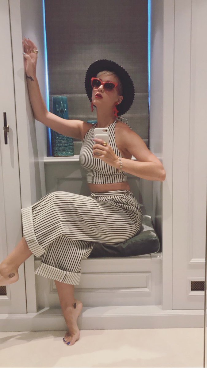 perrysblueeyes's tweet photo. @katyperry's mirror selfies in Italy rt if you agree https://t.co/qPHifSb66D