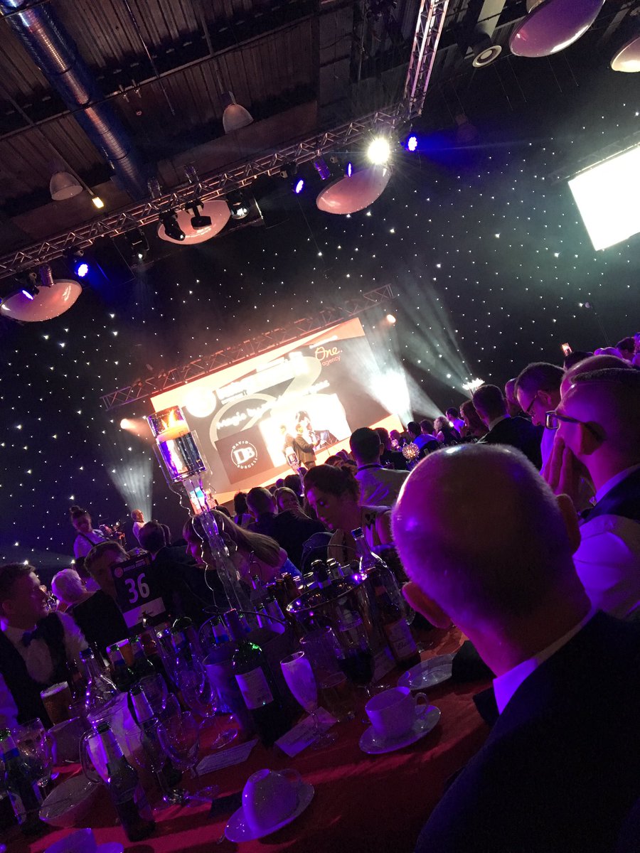 VisionLinens's tweet photo. Time for a little magic at the @E3Awards #E3Awards17 https://t.co/1jjnwSdbqR