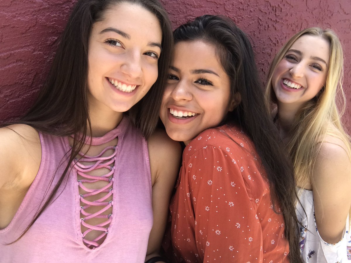 Saaapir3's tweet image. Bc I don't post on twitter and I missed my girls 💕💕