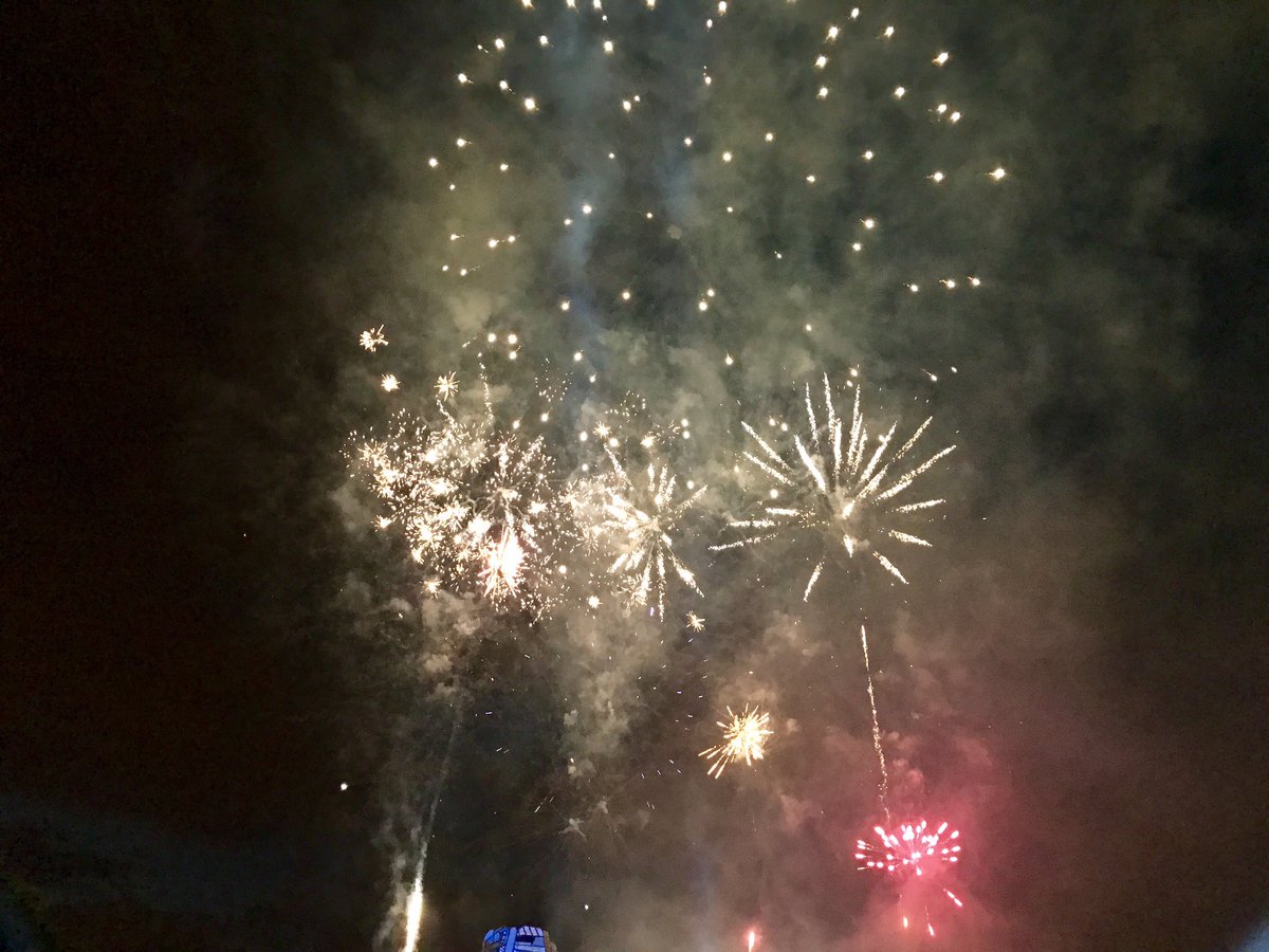 Ce soir nous avons voyagé grâce au superbe feu d'artifice d'<a href="/Issylesmoul/">Ville d'Issy-les-Moulineaux</a> #14Juillet #fetenationale 🇫🇷🇫🇷🇫🇷