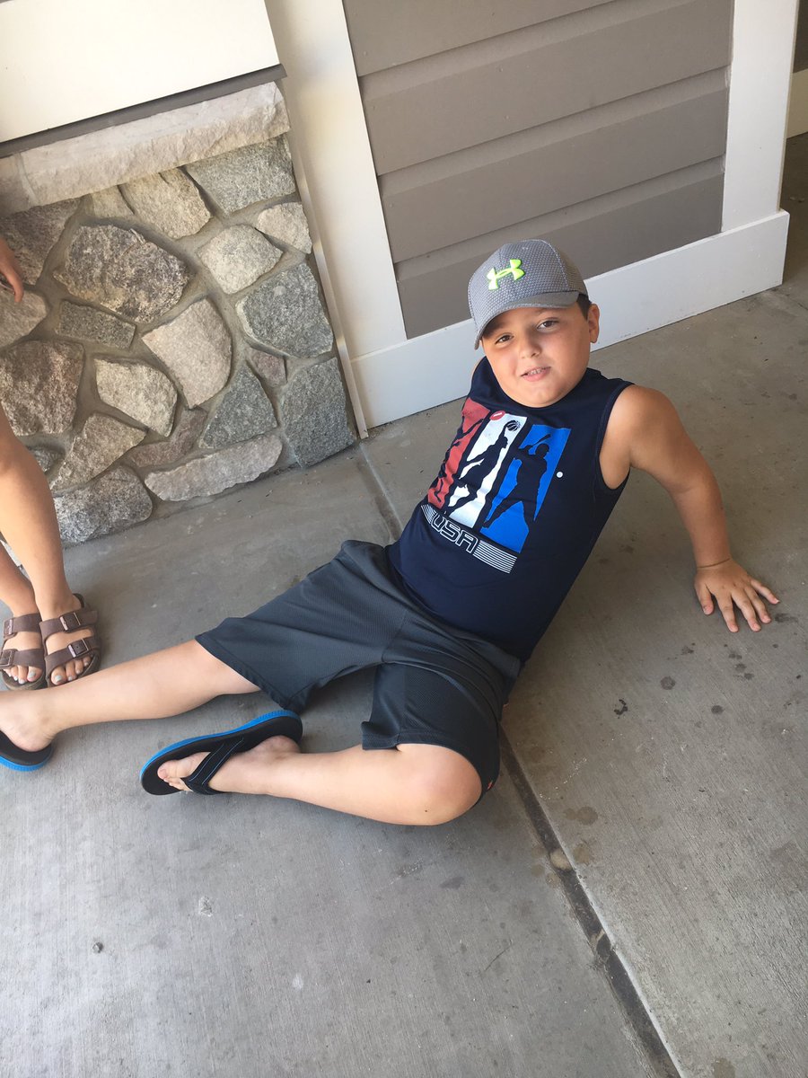 kherold99's tweet photo. Connor: "if anyone had to pick the hottest boy in school, I'd definitely be it." https://t.co/FIdVej3MQl