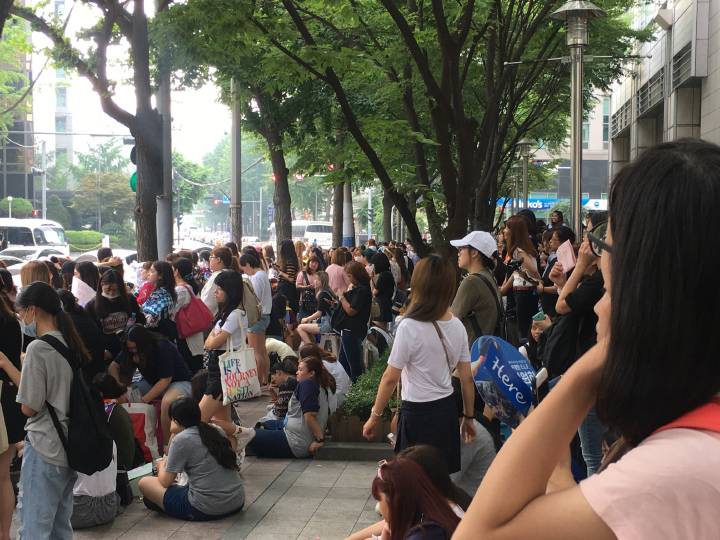 SJnELFamily's tweet photo. Wow 😳 so crowded with the fans..

#WelcomeBackDonghae 
[宝蓝映像_FirstImpression] https://t.co/QZt6uhuOQ5