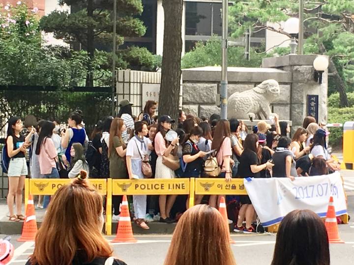 SJnELFamily's tweet photo. Wow 😳 so crowded with the fans..

#WelcomeBackDonghae 
[宝蓝映像_FirstImpression] https://t.co/QZt6uhuOQ5