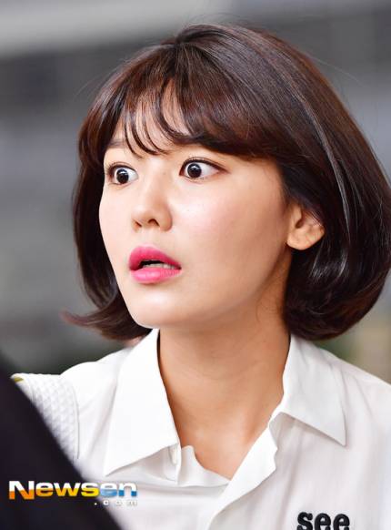 caryoona's tweet photo. Sooyoung's expression when she realized she didn't bring her passport https://t.co/vta12yuY20