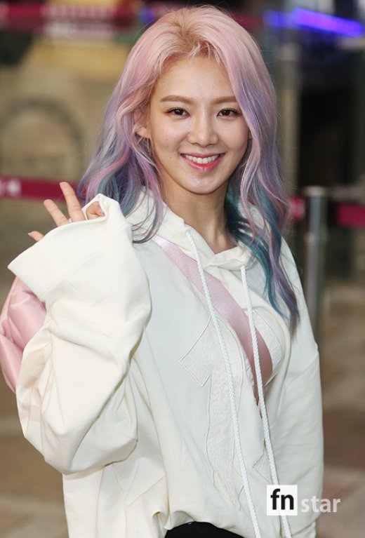 _firstsnow's tweet photo. SNSD to Osaka+ (Yuri/Hyoyeon) (GMP 2017.07.14) https://t.co/fEpHPrci1O