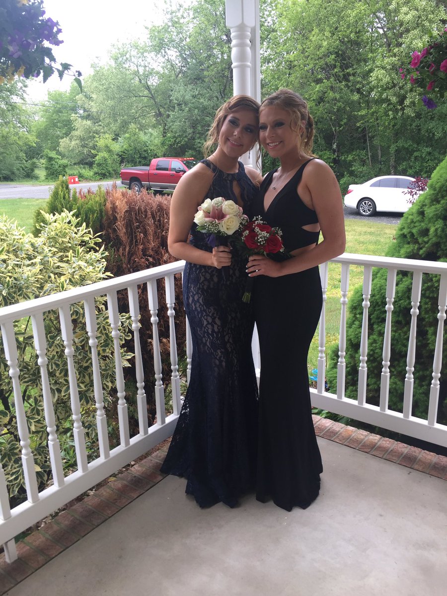 lexi_weaver11's tweet photo. happy birthday annalise i love you sm idk what i would do without thank you sm for always being there for me❤️❤️❤️ @annalise99xo https://t.co/iUYjUkZfVS