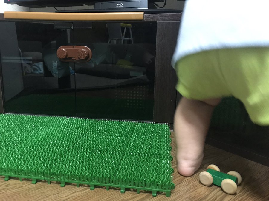 ち 近づけないッ 赤ちゃんの テレビたたき を不可能にする ダメージ床 がスゴイ