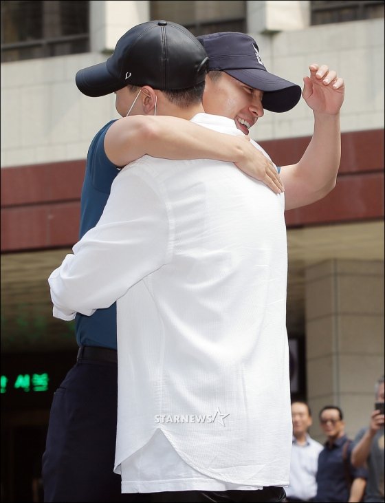 worldwideelfs's tweet photo. #WelcomeBackDonghae so much love with #eunhae ^^ https://t.co/pVca5iRj3A