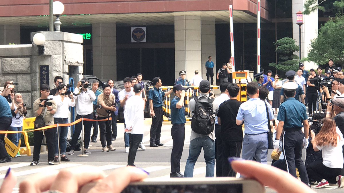 junior_navy's tweet photo. 170714 #WelcomebackDonghae D&amp;E come back!!! 😆😆🙌🙌💙💙 โอ๊ยยยยยดีต่อใจจจ https://t.co/bZ3CM3g5R8