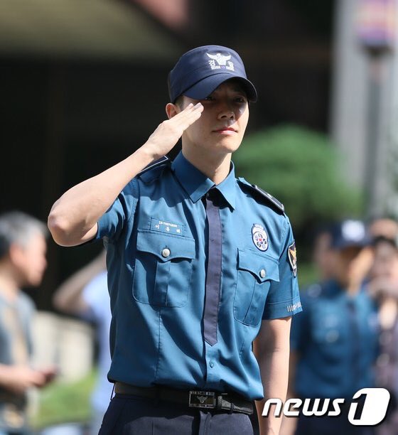 13elieveSG's tweet photo. [HD PIC] 170714 Donghae Military Discharge - Policeman Hae saluting! Part 2 💙 [4P] (Cr:Tagged) https://t.co/35xvSsAi1o