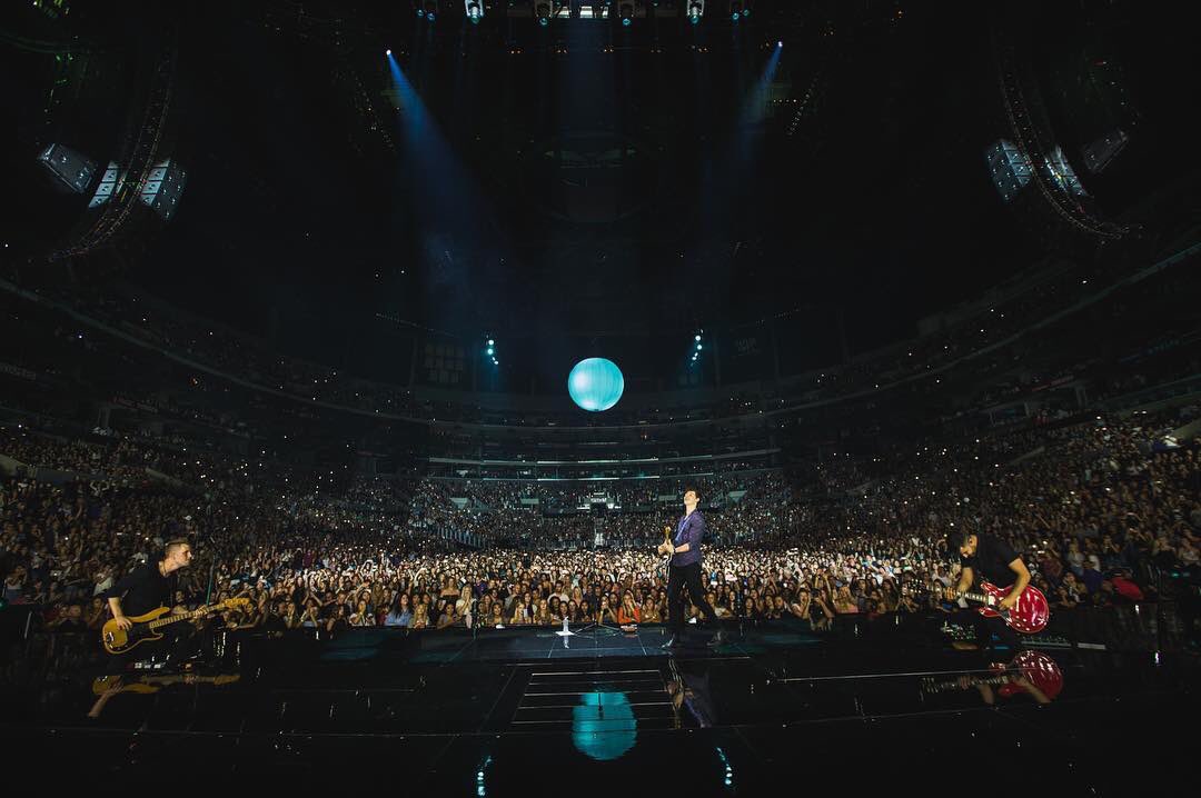 mendesisbaeok's tweet photo. love when he always takes pics with the crowd #IlluminateTourLA https://t.co/7vxhawMN7r