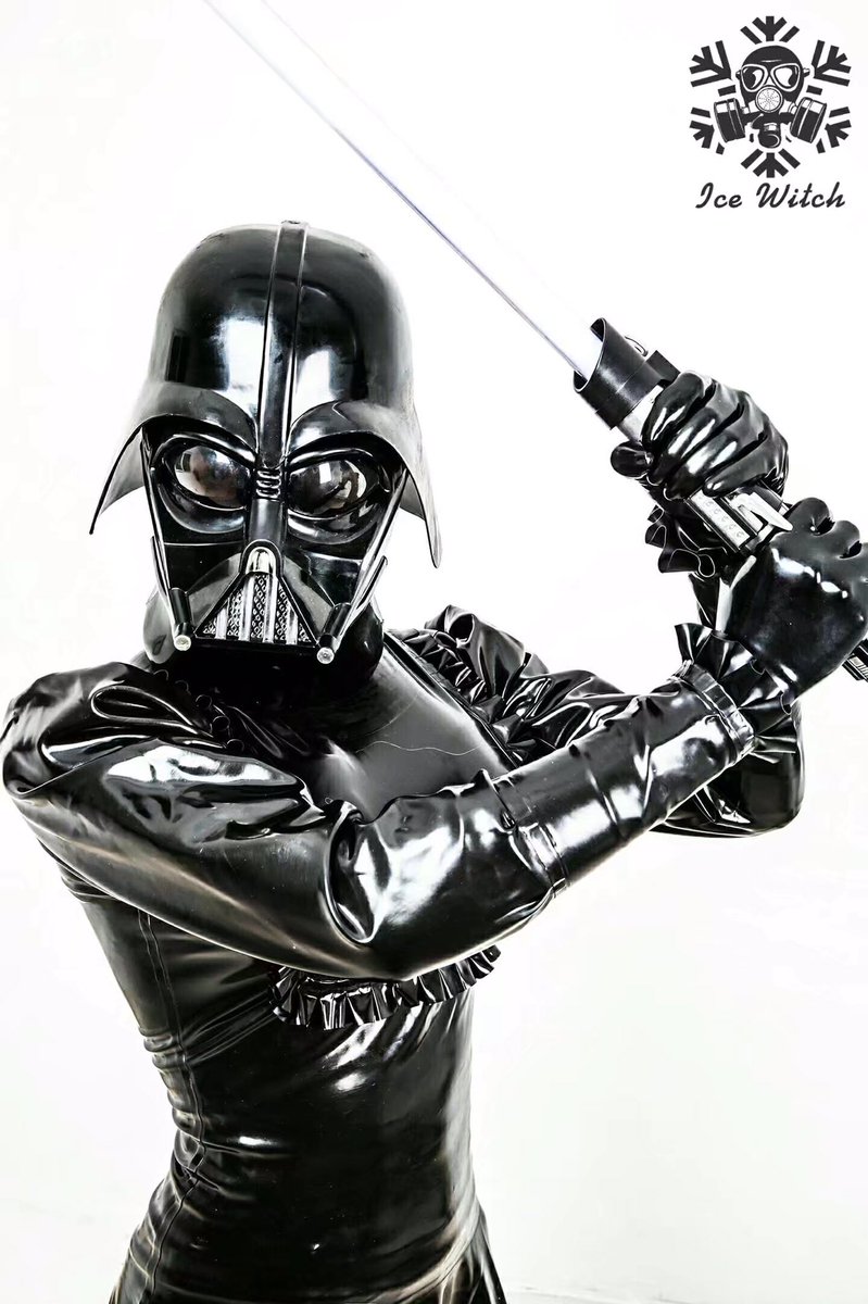 #latex #rubber #mask 
Death Vader 🗡