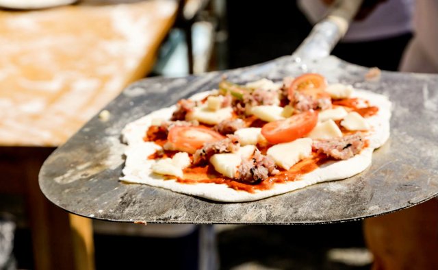 Serving wood fired oven pizzas today in Ransomes Dock from midday. Will also be giving out some free samples. #pizza #battersea