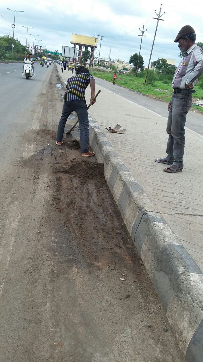 SwachhBhopal's tweet photo. Cleanliness drive by BMC at Arifngar Bridge-Ward-16-Zone-4-Bhopal on 30th June 2017 https://t.co/emDJmrsazJ