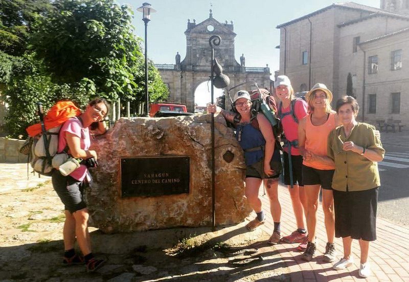 chiesadimilano's tweet photo. #inviaggioconChiara lungo il cammino di #Santiago terza tappa: Agès-Leòn (193 km) https://t.co/35ILUNkDG3 https://t.co/DhNHd6Kywe