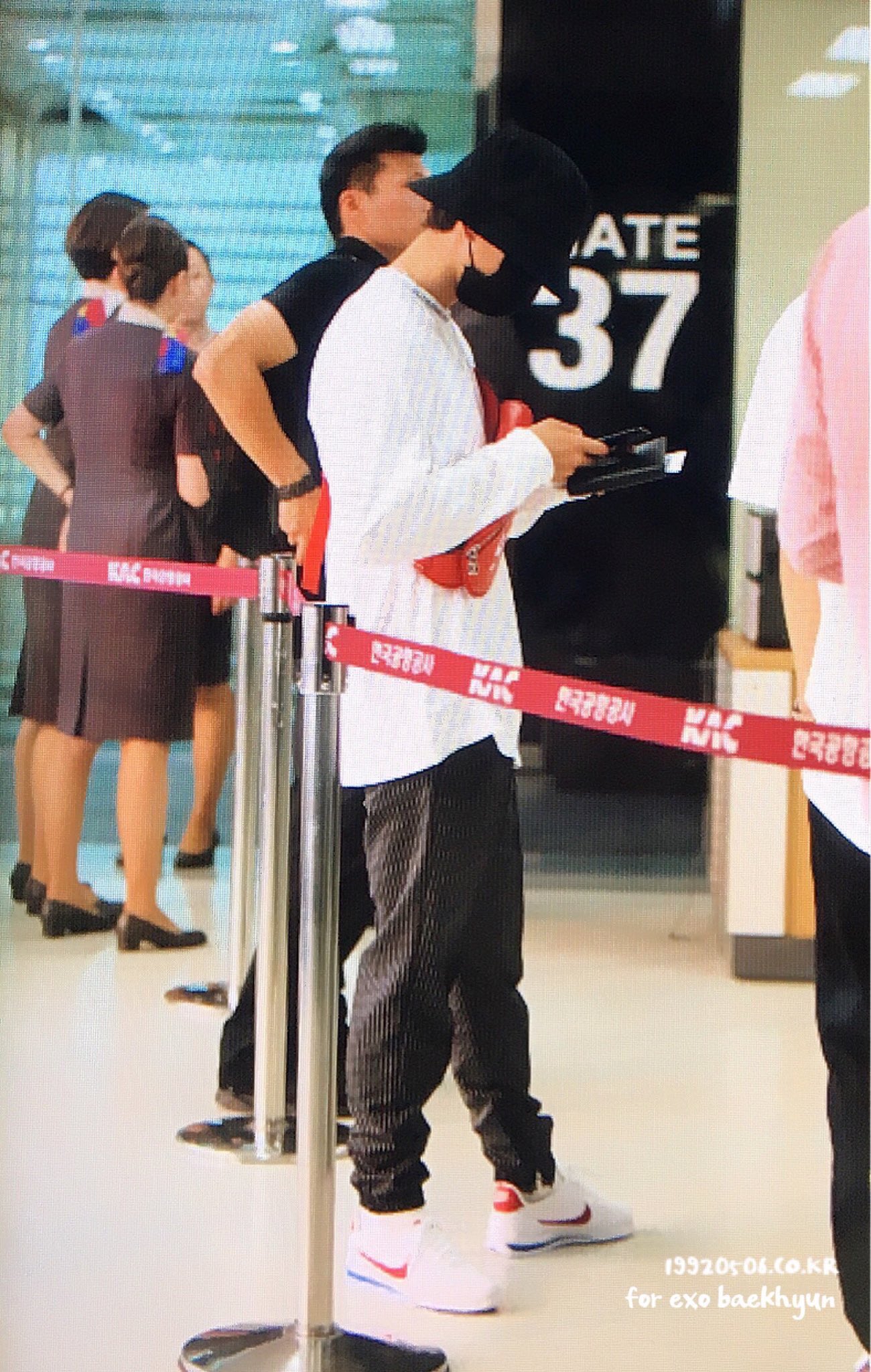 EXOstyle on Twitter &quot;170714 EXO BAEKHYUN Airport SNEAKERS