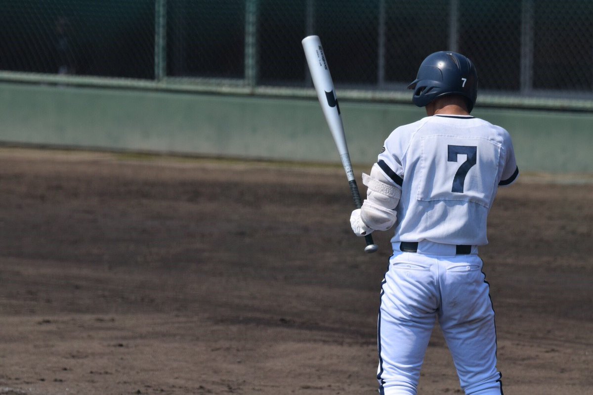 r_h8989's tweet photo. 今日で栃工野球部引退しました
2年間半とても辛くて主将やっててもとても辛くてはやく引退したいとか思ってたけど、まだみんなと野球したかった。文星と3-0で負けておれが打てば勝てたかもしれないし、ほんとに最後まで頼りない主将だった。これから野球のない生活でがんばる！これからもよろしく https://t.co/L1JpapVlLl