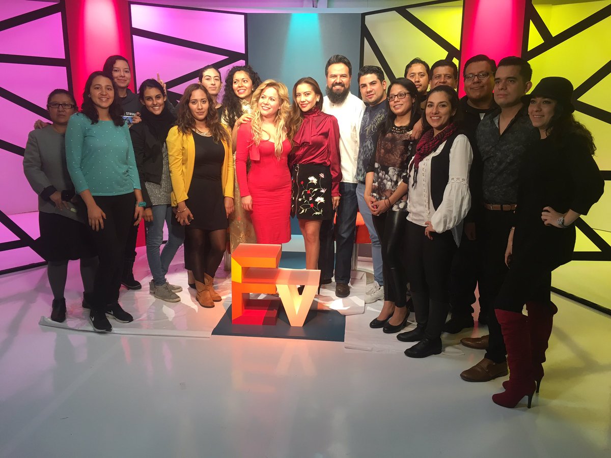 julietamendoza_'s tweet photo. Es una satisfacción trabajar con alumnos comprometidos y dispuestos a retroalimentar todas las dinámicas #dgtve #locución #voz #arte https://t.co/ObDCG1UMhX