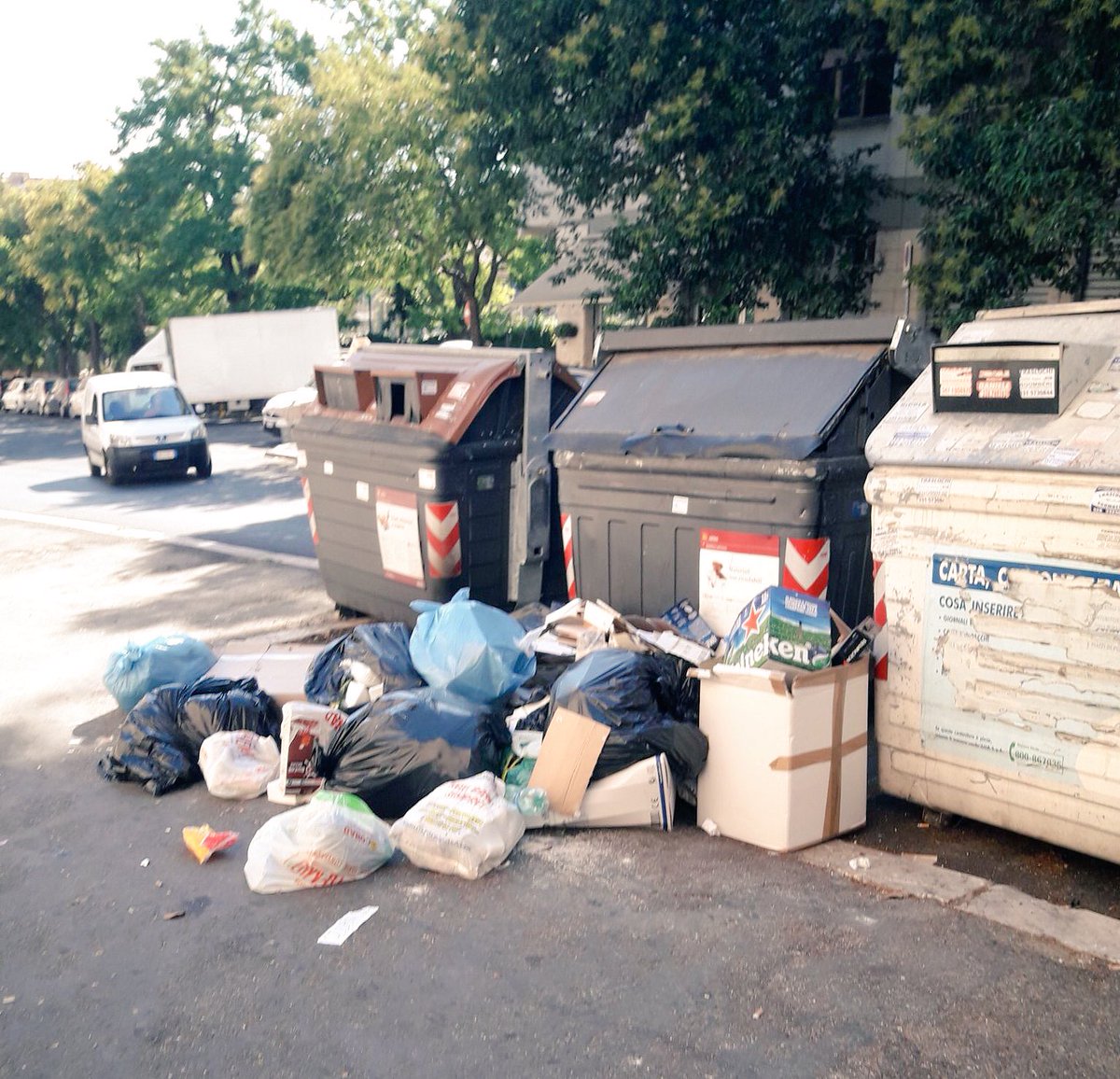 AvvistaMonnezza's tweet photo. Via Tiberio Imperatore, 13/7/2017 ore 9.22
Segnalata da @chango_75
#AvvistaMonnezza 🗑👌 https://t.co/cZjvLhkJSA