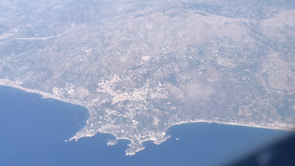 🛫 Buongiorno da #CTAairport! Qui tempo ok, voli al momento regolari. E oggi iniziamo con #Taormina 😊