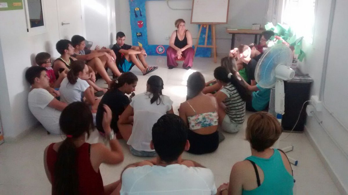 AsocEntreAmigos's tweet photo. Tertulia "Desarma el Maltrato" con este grupo de adolescentes, gracias a la Liga Sevillana de la Educación. #PolígonoSur #EscuelaDeVerano https://t.co/tprjF2ye6M
