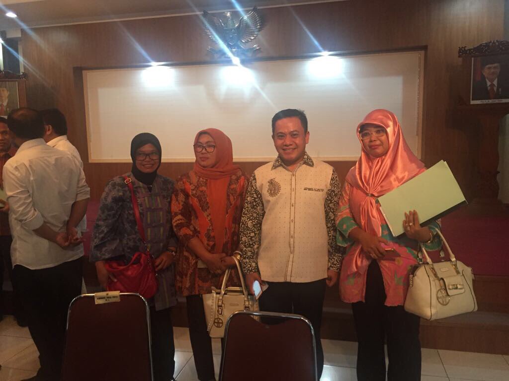 Sukirman (@sukirman_kir) on Twitter photo Kementrian Desa <a href="/EkoSandjojo/">Eko P. Sandjojo</a> - <a href="/FPKBJateng/">FPKB DPRD Jateng</a> & Bupati <a href="/AsipKholbihi/">Asip Kholbihi</a> & Para kades <a href="/pekalongankab/">kota santri</a>,bahas: embung,irigasi,lapangan olahraga,Bumdes Kementrian Desa <a href="/EkoSandjojo/">Eko P. Sandjojo</a> - <a href="/FPKBJateng/">FPKB DPRD Jateng</a> & Bupati <a href="/AsipKholbihi/">Asip Kholbihi</a> & Para kades <a href="/pekalongankab/">kota santri</a>,bahas: embung,irigasi,lapangan olahraga,Bumdes