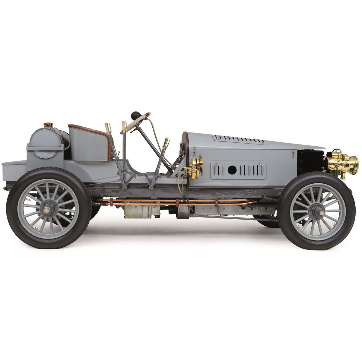 The first car to be equipped with a six-cylinder engine, 4WD and with a braking system connected to all four wheels. bit.ly/2te7ylv
