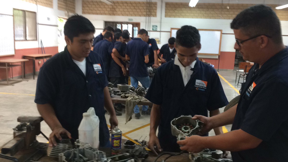 ceveua's tweet photo. Jóvenes del curso Reparador de motocicletas. https://t.co/JZ1fFAKfrT