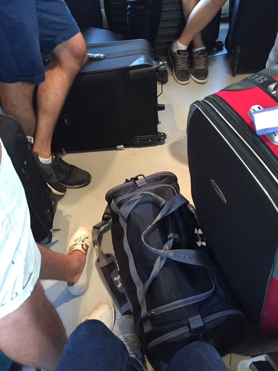 BaptisteMougeot's tweet image. Payer son billet de train pour être debout au milieu de valises jusqu'à Lyon. Merci @SNCF